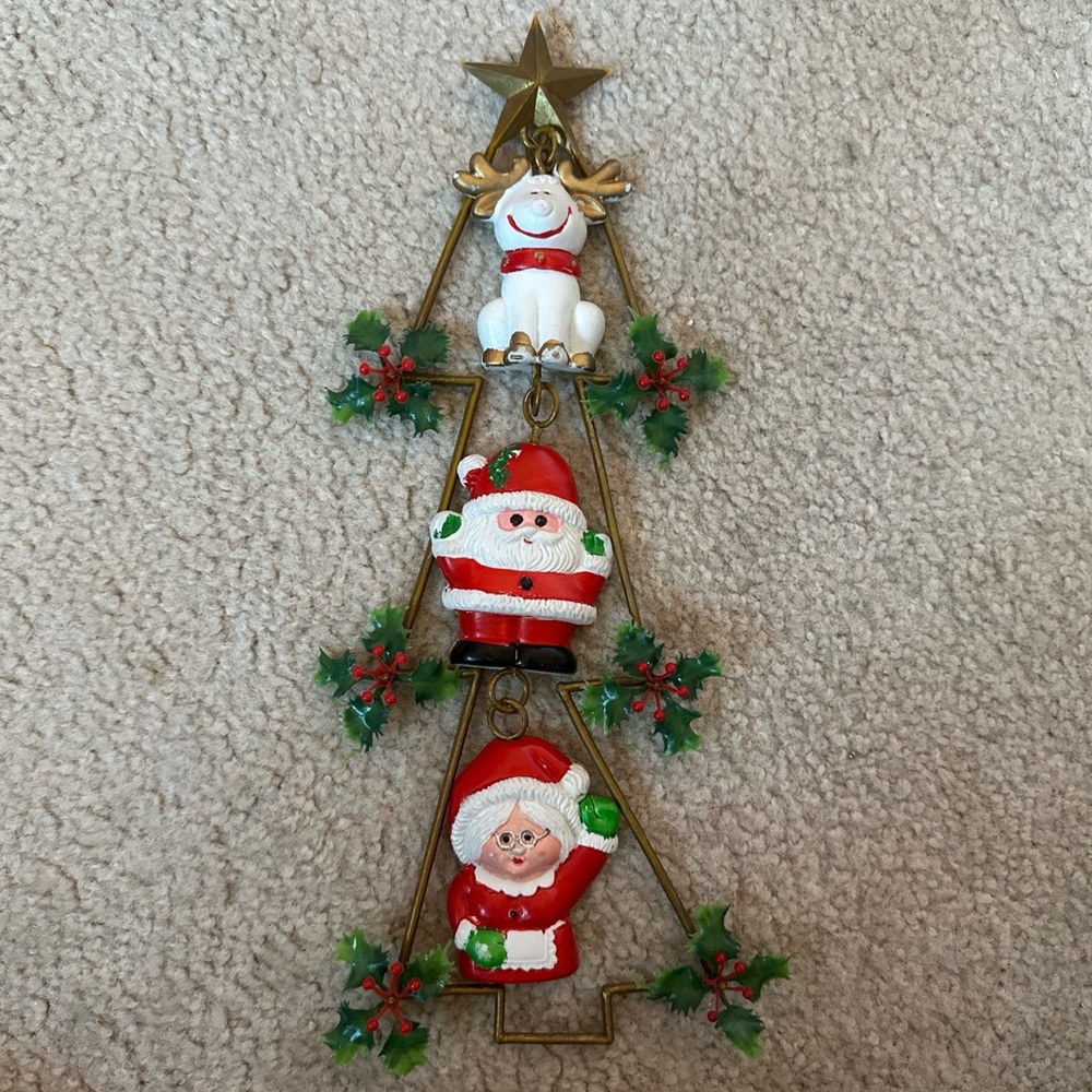 🧣Vintage Christmas Wall Hanging Santa Mrs. Clause Reindeer Plastic Tree